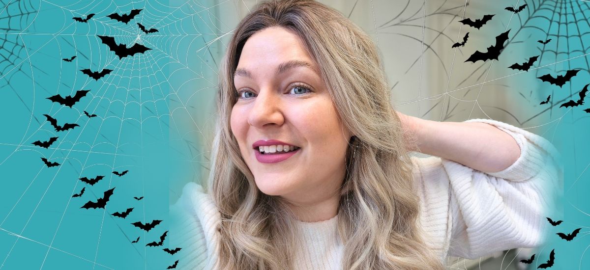 halloween blogin hero kuvassa nainen jolla valkaistut hampaat
